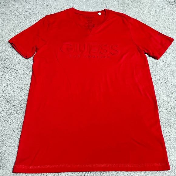 GUESS Red Embossed Logo Tee Size M Men’s Short Sleeve T-Shirt Los Angeles - Picture 1 of 5